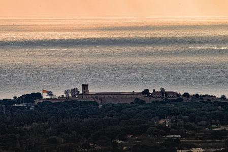El castillo de Montjuïc desde la atalaya de Vallvidrera.