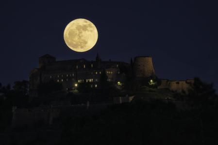La luna llena de las flores sobre el castillo de Cardona.