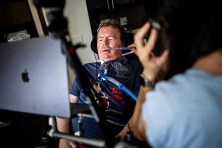 Brad Smith, paciente de ELA con un implante cerebral de Neuralink.