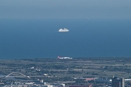 El vuelo imposible del avión por debajo del barco.