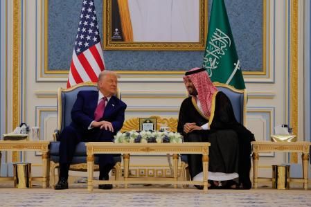 El presidente de Estados Unidos, Donald Trump, y el príncipe heredero saudí, Mohammed Bin Salman,durante su reunión en Riad, Arabia Saudita, el 13 de mayo de 2025
