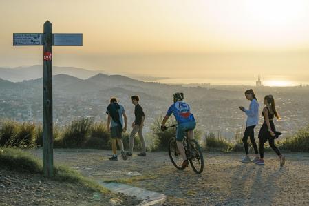 Amanecer en Barcelona desde la Carretera de les Aigües