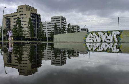 Reflejos en un charco, en Sabadell.