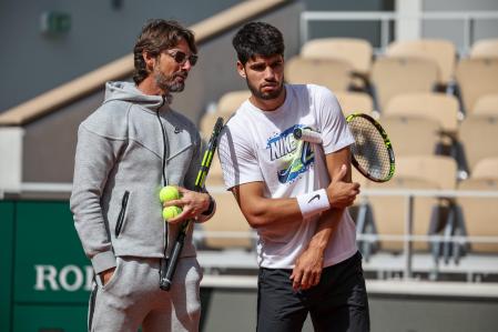 PARIS (France), 22/05/2025.- Carlos Alcaraz (R) of Spain and his coach Juan Carlos Ferrero (L) chat during a training session for the French Open tennis tournament at Roland Garros in Paris, France, 22 May 2025. The 2025 French Open will be held from 25 May to 8 June 2025. (Tenis, Abierto, Francia, España) EFE/EPA/CHRISTOPHE PETIT TESSON
