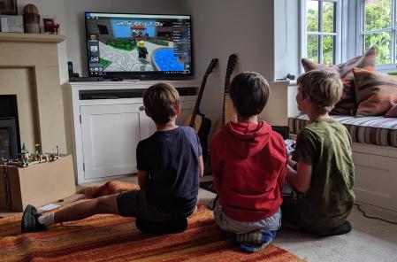 Niños jugando a Roblox en casa.