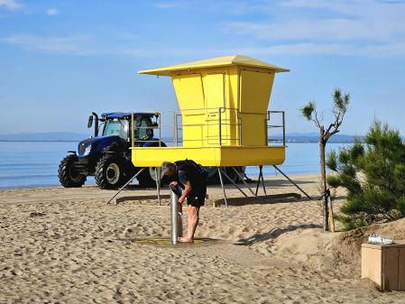Los lavapiés de la playa de Roses vuelven a tener agua.