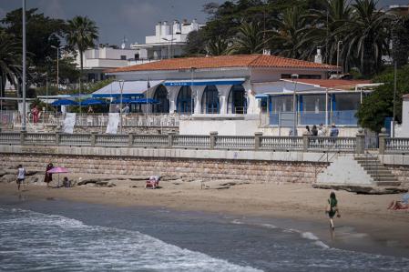 El Club de Mar de Sitges, amenazado de derribo, perdió también gran parte del volumen de arena donde varaban las embarcaciones .