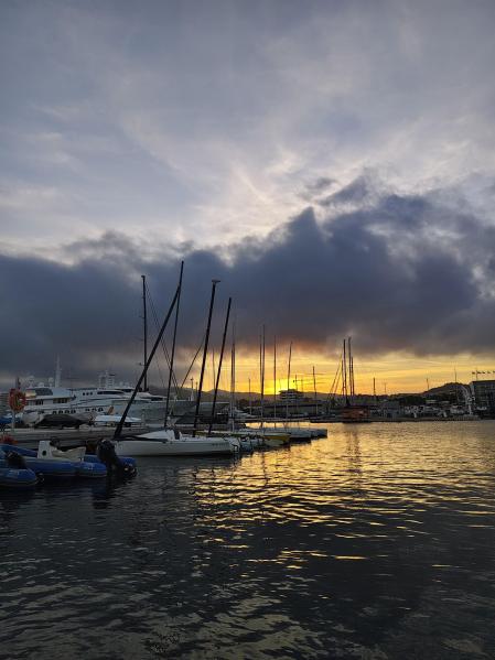 Atardecer en el puerto de Mataró.