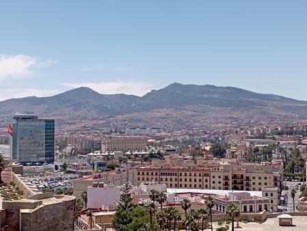 Melilla con el Gurugú de fondo.