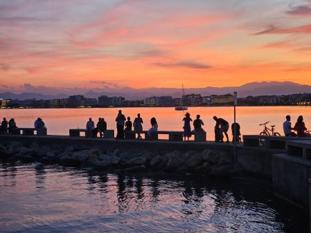 Contemplando la puesta de sol en el espigón de Roses.