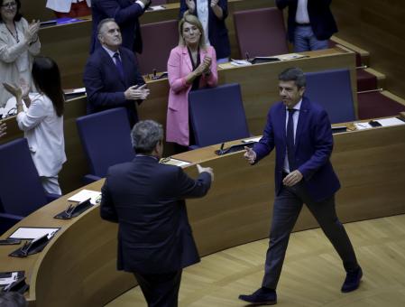 El presidente de la Generalitat, Carlos Mazón, se dirige a saludar al síndic de Vox.