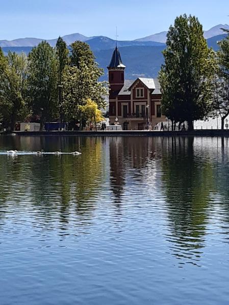 Reflejos en el lago de Puigcerdà.