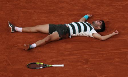 Un victorioso Carlos Alcaraz)