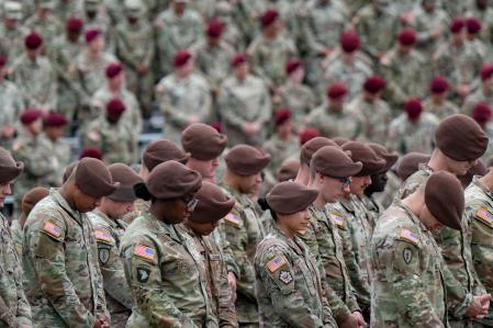 Militares estadounidenses orando ayer en Fort Bragg para conmemorar el 250 aniversario de la creación del Ejército de EE.UU.
