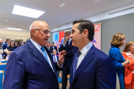 El presidente del Banco Sabadell,Josep Oliu, con el presidente del BBVA, Carlos Torres&nbsp;