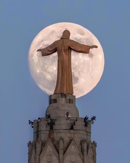 La luna llena sobre el Cristo del Tibidabo.