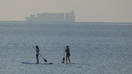 Fata Mordana con 'edificios en el mar' más allá de las practicantes de paddle surf, en Gavà.