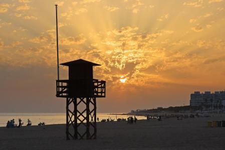 Atardecer crepuscular en la playa de la Costilla.