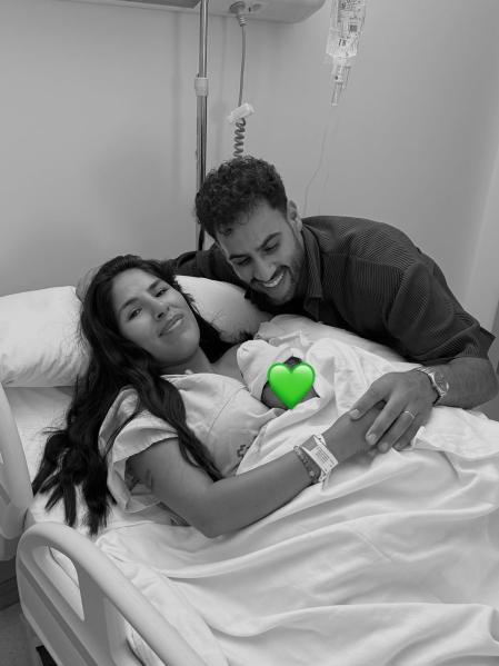 Isa Pantoja y Asraf Beno, junto al pequeño Cairo