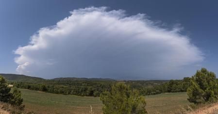 Gigantesco cumulonimbo sobre Montserrat.