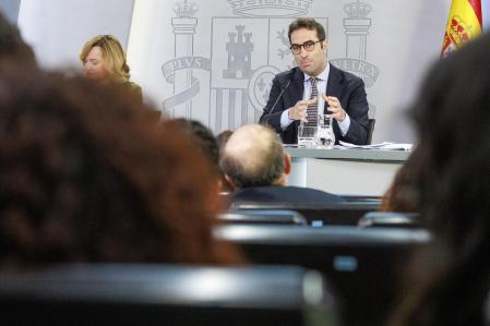 La ministra de Educación, Formación Profesional y Deportes y portavoz del Gobierno, Pilar Alegría, junto a la vicepresidenta tercera del Gobierno y ministra para la Transición Ecológica y el Reto Demográfico, Sara Aagesen, y el ministro de Economía, Comercio y Empresa, Carlos Cuerpo