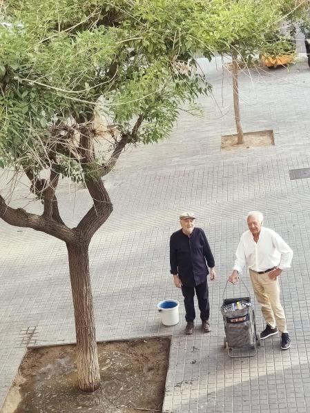 Alfonso Alegre y Jesús Carabajosa regando el ceibo del Pg. St. Joan con calle Caspe.