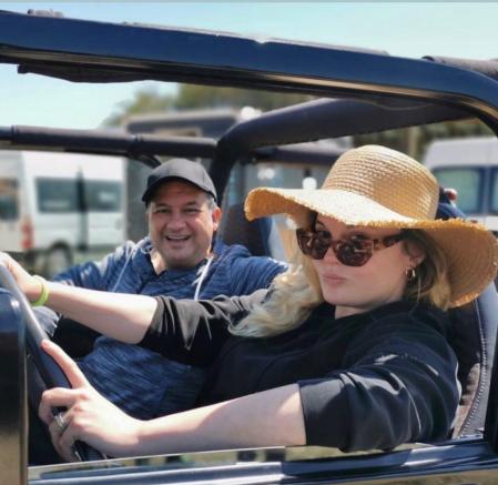 El actor Secun de la Rosa, con la productora Carla Nieto, en el rodaje de 'True Story'; en la foto estaban en Tarifa