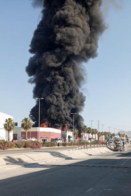 Vista del humo provocado por un incendio en una nave de reciclaje de plásticos en Fortuna (Murcia)