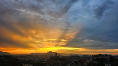 La puesta de sol crepuscular de Manresa.