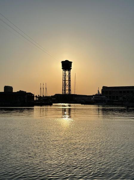 El contraluz de la Torre Jaume I.