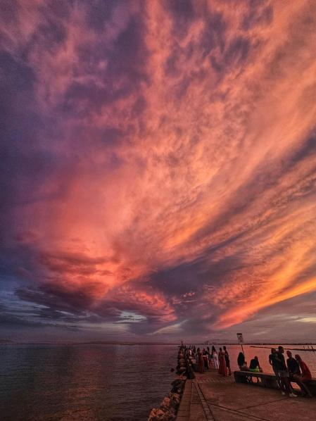 Atardece rojo de verano en Roses.