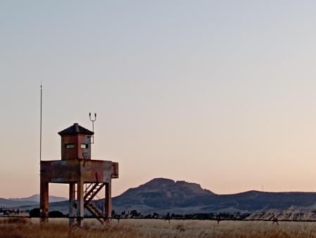 Garita de vigilancia base aérea de Armilla en Granada, con el Monte Vives al fondo.