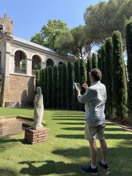 El jardinero y escritor Marco Martella en los jardines de Peralada