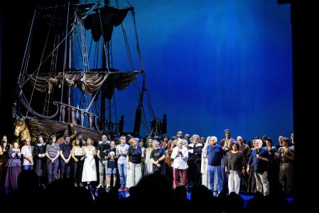 Periel, Cisquella y Bozzo con todo el equipo de 'Mar i cel' en el teatro Victoria