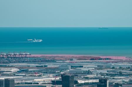 Una gran mancha marrón-rojiza se extiende por la costa de Barcelona resultado del agua con sedimentos del río Llobregat.