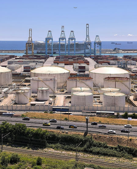 La gran complejidad logística y urbana del puerto de Barcelona.
