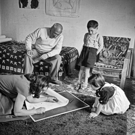 Pablo Picasso y Françoise Gilot junto a Claude Picasso y Paloma Picasso. La Galloise, Vallauris 16.4.1953.