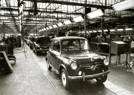 El popular Seat 600 se convirtió en el símbolo por excelencia del desarrollo económico de los años 60 y del ascenso de la clase media en España.&nbsp;