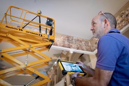 Un técnico del gobierno de Aragón en el MNAC este lunes&nbsp;