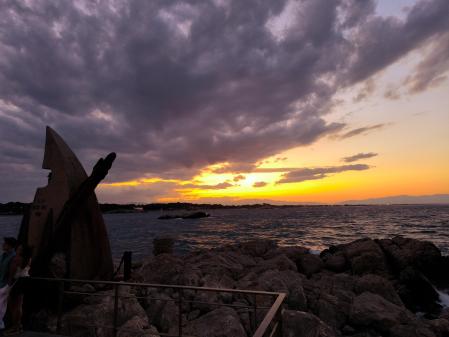 Puesta de sol desde un espigón en l'Escala.