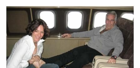 Ghirlaine Maxwell, masajeando los pies de Jeffrey Epstein en el avión privado de este último