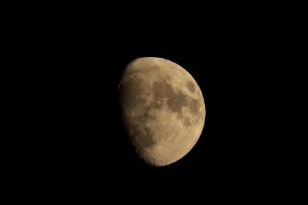 La luna en fase creciente.