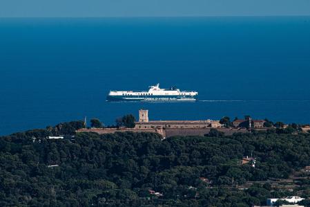 Buque de propulsión híbrida surcando las aguas de Barcelona