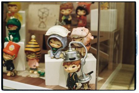 Las piezas de coleccionismo diseñadas por el artista chino Lang esconden reflexiones sobre la pérdida de la inocencia