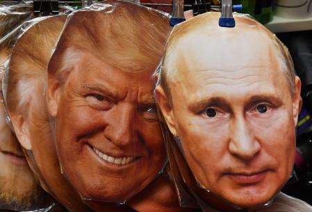 Máscaras de los presidentes de Estados Unidos y de Rusia, Donald Trump y Vladímir Putin, en San Petersburgo