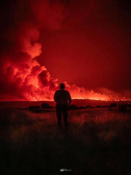 El humo del incendio en Zamora sube hasta el cielo.