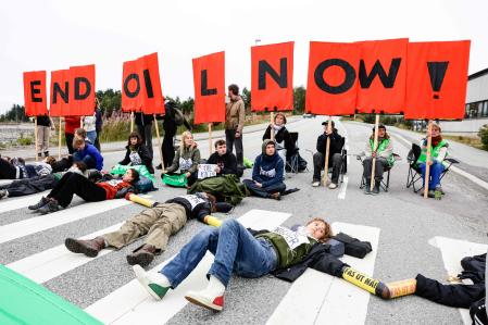 Activistas del grupo de justicia climática Extinction Rebellion participan en una acción en la refinería de petróleo de Equinor en Mongstad (la más importante de Noruega) el 18 de agosto de 2025. 