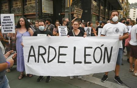 Concentración de protesta por los incendios forestales en la provincia de León, este lunes en la capital leonesa.&nbsp;