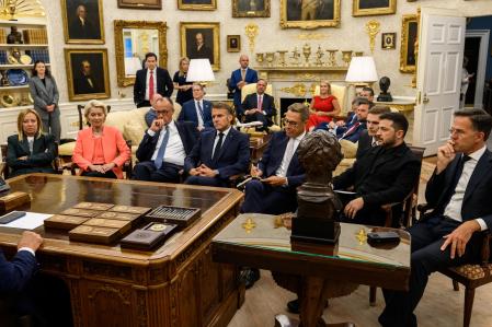 Los principales líderes europeos en el ámbito militar, incluida la OTAN, en el Despacho Oval de la Casa Blanca para hablar con Trump sobre Ucrania. 