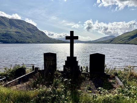 Tumbas junto al fiordo de Killary, al norte de Connemara 